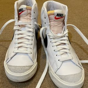 Nike Blazers sz 6